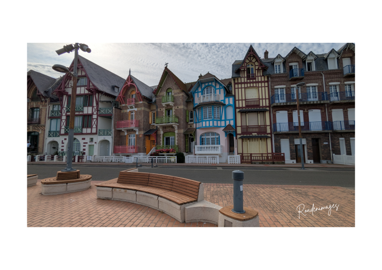 Patchwork de couleur Façades colorées de maisons typiques avec banc en bois sur une promenade.